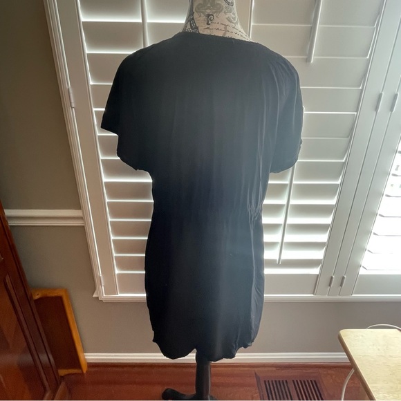 Elegant Black V-Neck Dress - Picture 4 of 5